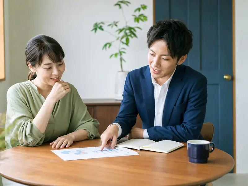 専門家と経営者が資料を見ながら相談している様子